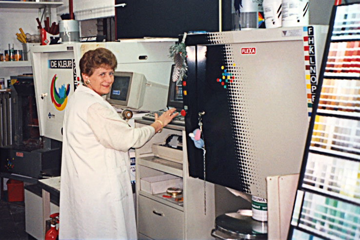 Eerste computergestuurde verfmengmachine