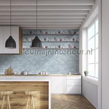 Lichtblauwe tegels met planken behang L33301 Keuken Dutch Wallcoverings