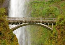 Brug bij waterval fototapeten AG Design weltkarten 