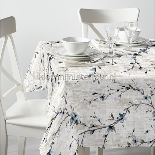 Zwierige takken table covering flowers Kleurmijninterieur